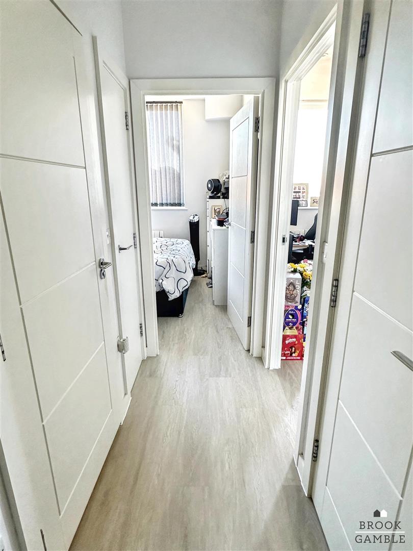 1 Bedroom Flat. Upperton Road in Eastbourne, East Sussex 9